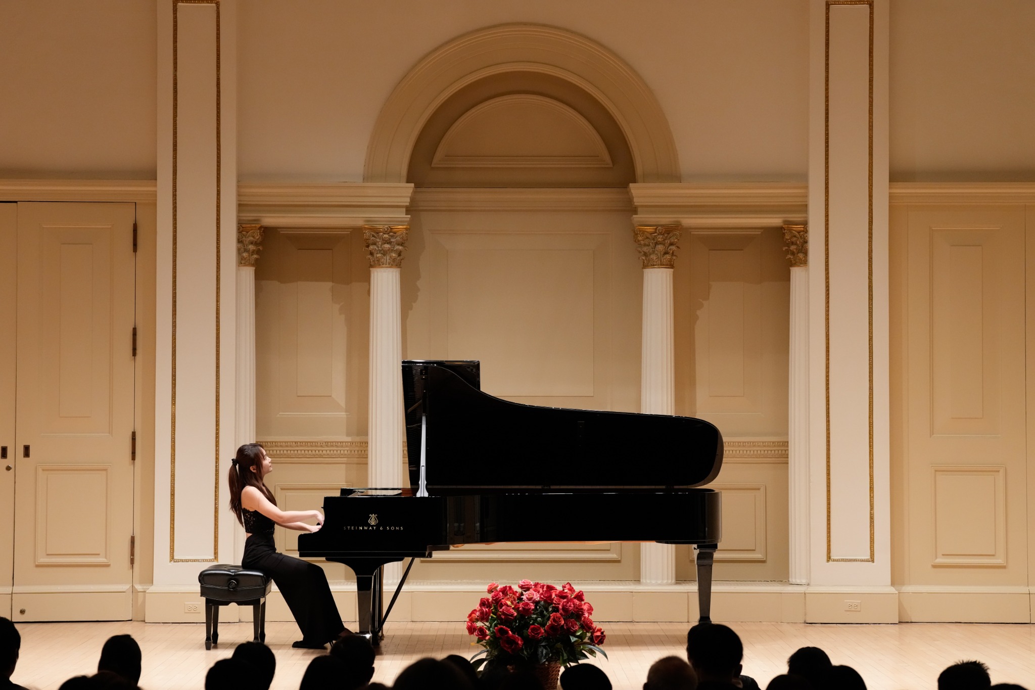 Xinyue Gu performing on a concert stage