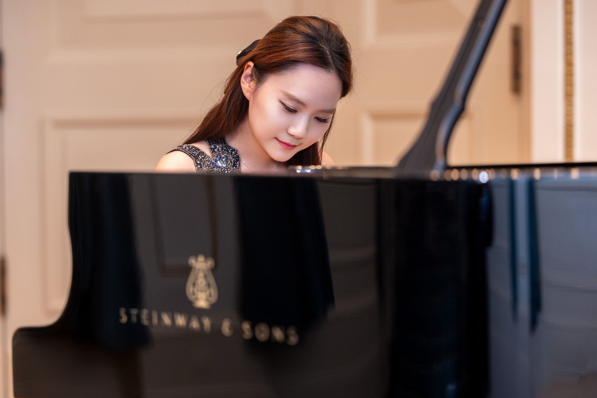 Xinyue Gu at a Steinway grand piano