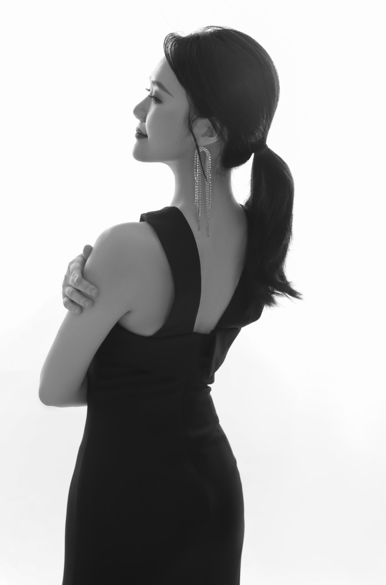 Black-and-white portrait of pianist Xinyue Gu